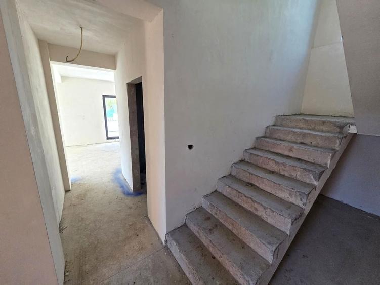 Casă cu 4 camere cu Canalizare în Dâmbul Rotund