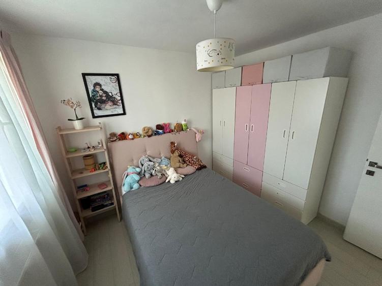 Apartament cu 3 camere semidecomandat în Tineretului