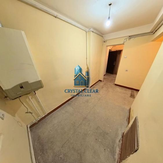 Apartament cu 3 camere semidecomandat în Aleea Carpați