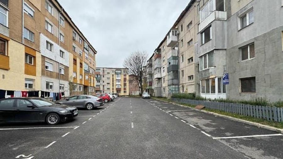 Apartament cu 3 camere semidecomandat în Nord