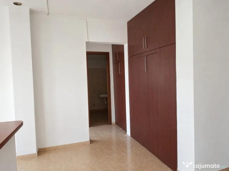 Apartament cu 3 camere decomandat în Rovine