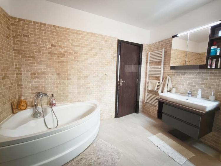 Apartament cu 4 camere decomandat, mobilat în Între Lacuri