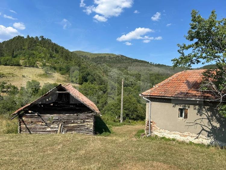 Casă cu 2 camere cu Teren 11000 Mp în Mătăcina