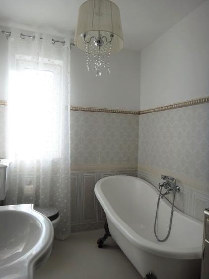 Apartament cu 3 camere decomandat, mobilat în Dumbrăvița