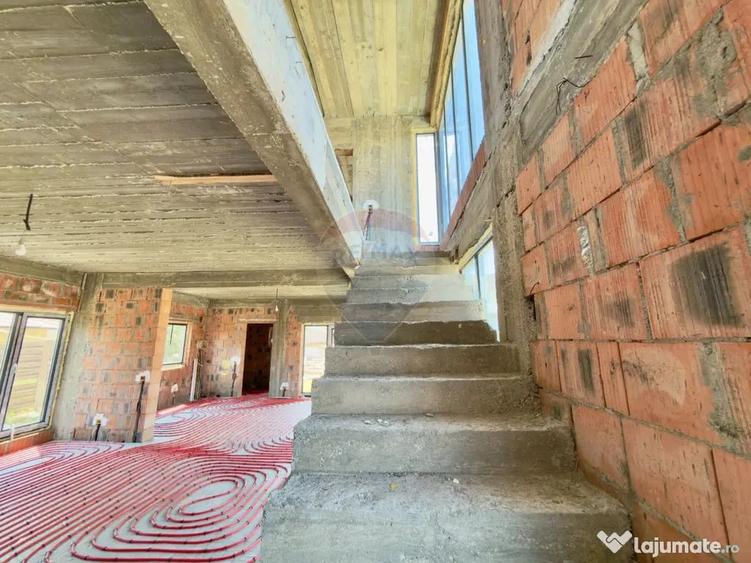 Casă cu 5 camere cu Teren 400 Mp în Central