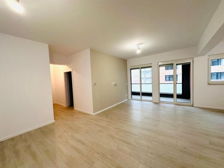 Apartament cu 3 camere semidecomandat în Bucovina