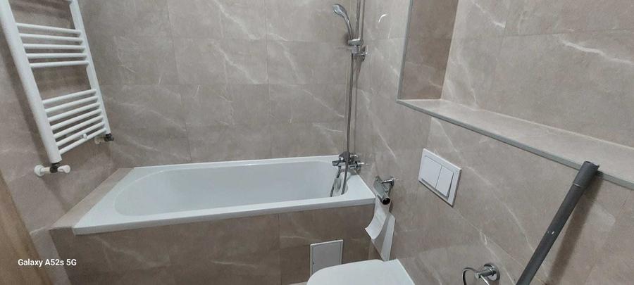 Apartament cu 3 camere decomandat în Tractorul
