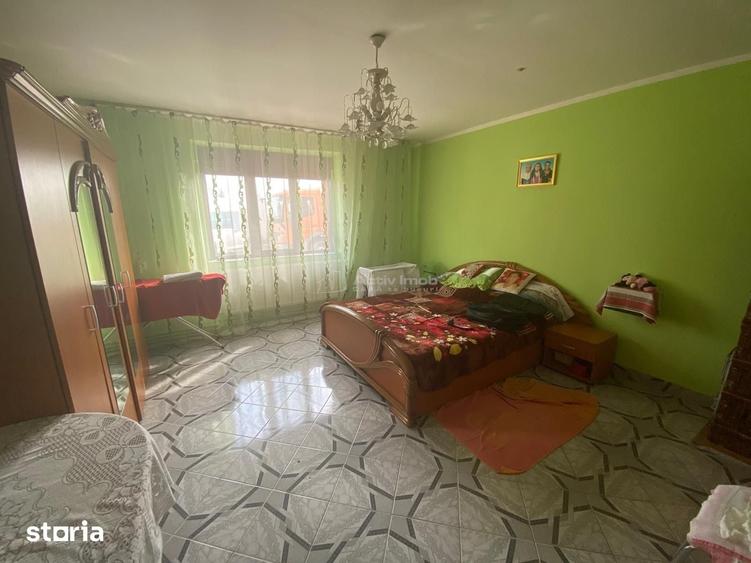 Casă cu 9 camere cu Teren 2892 Mp în Obreja