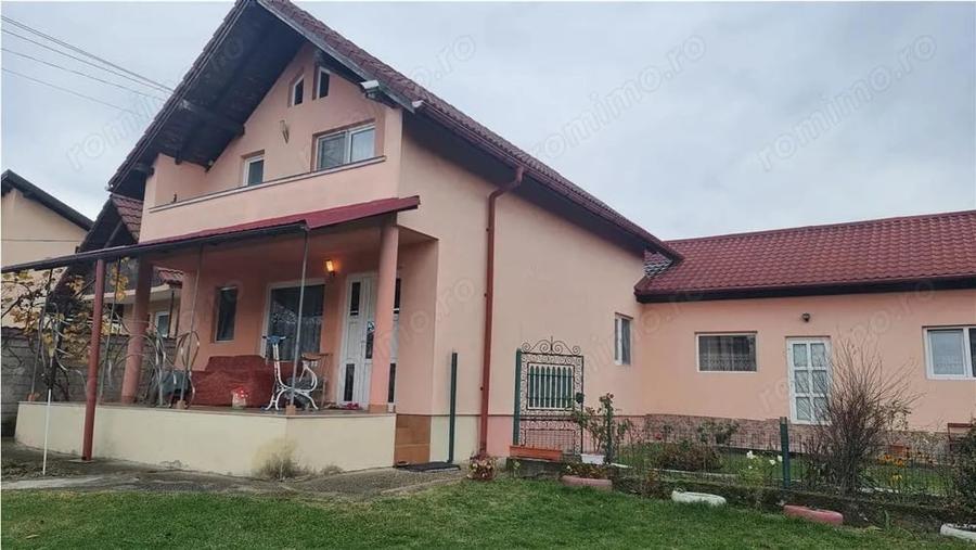 Casă cu 6 camere cu Teren 5600 Mp în Golești