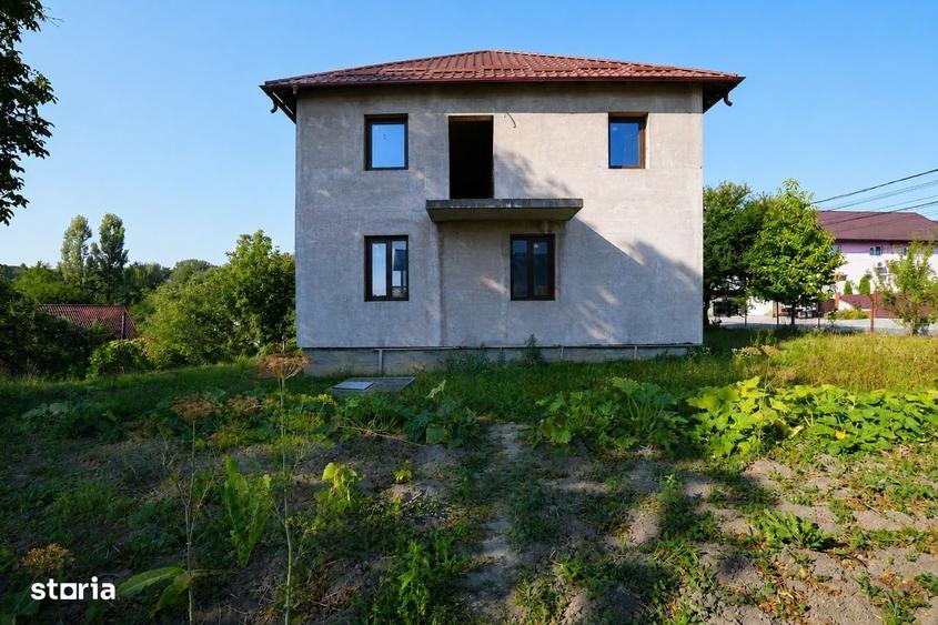 Casă cu 4 camere cu Teren 1078 Mp în Borlești