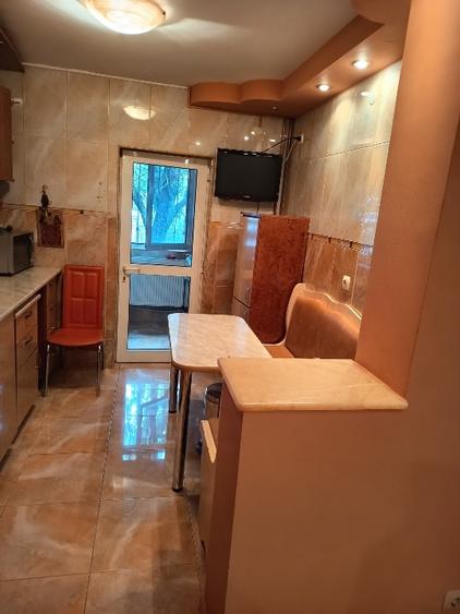 Apartament cu 3 camere decomandat, mobilat în Malu Roșu