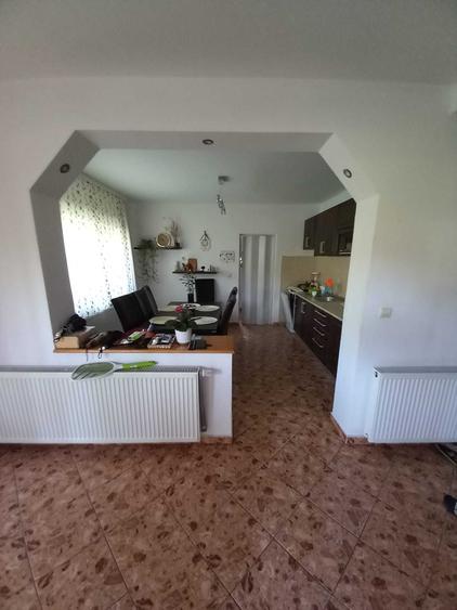 Casă cu 4 camere în Orașu Nou