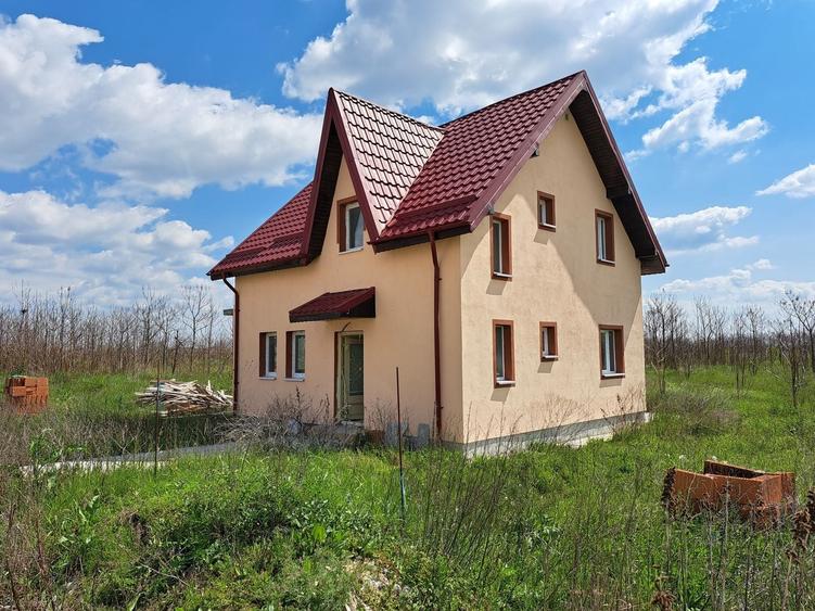 Casă individuală cu 4 camere cu Canalizare în Sud-Vest