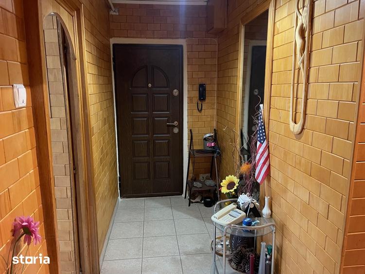 Apartament cu 3 camere decomandat în Carpați 2