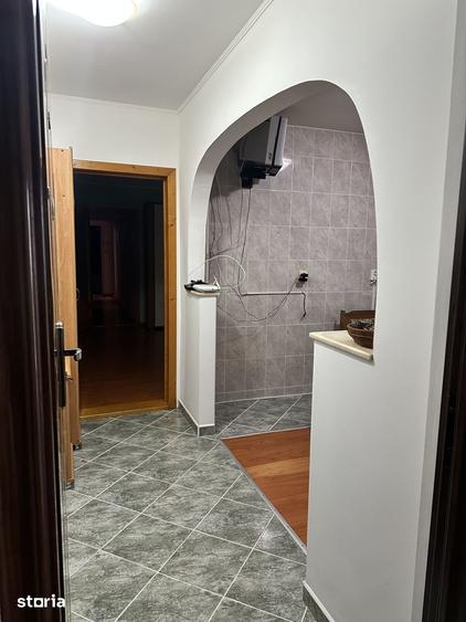 Apartament cu 3 camere semidecomandat, mobilat în Orizont