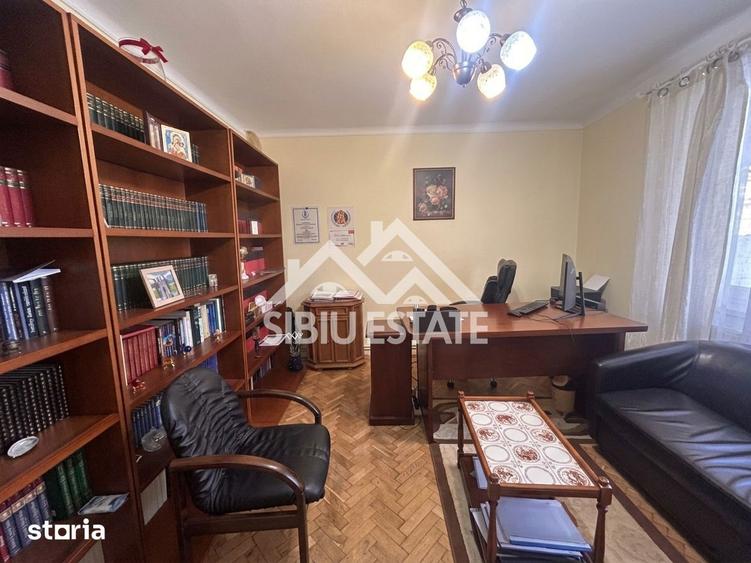 Casă cu 8 camere cu Teren 950 Mp în Calea Poplăcii