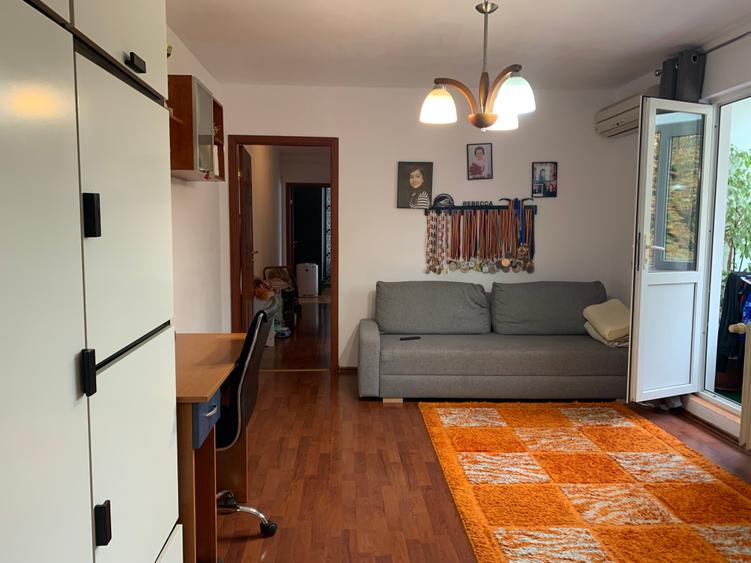 Apartament cu 3 camere semidecomandat în Berceni