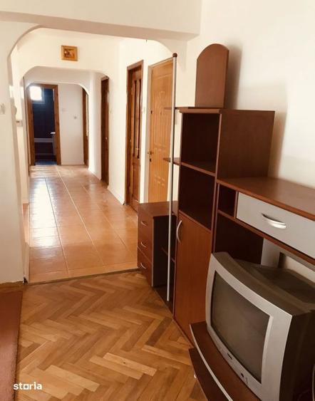 Apartament cu 4 camere decomandat în Libertății