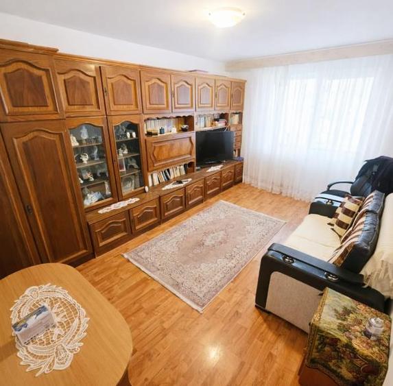 Apartament cu 3 camere decomandat în Astra