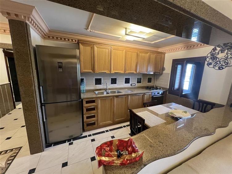 Apartament cu 3 camere decomandat, mobilat în Est
