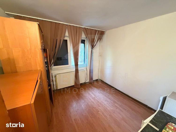 Apartament cu 3 camere semidecomandat în Craiovița Nouă