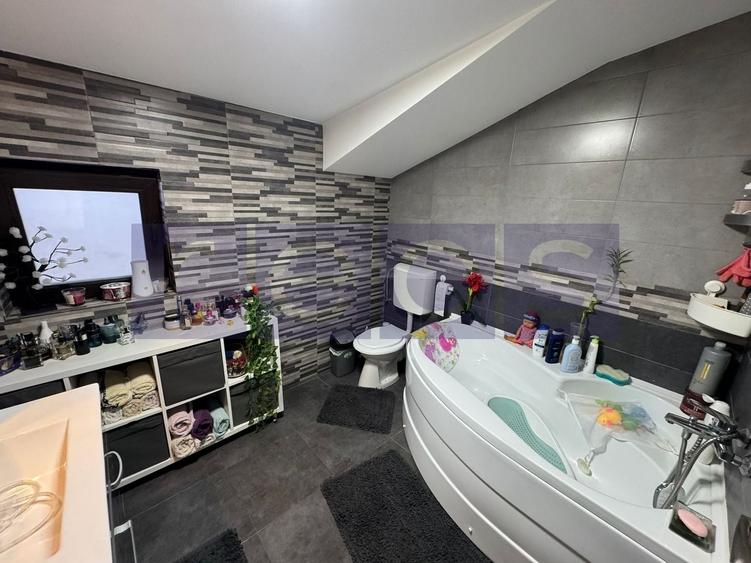 Casă individuală cu 5 camere cu Canalizare în Titan