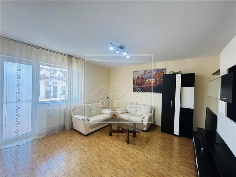 Apartament cu 3 camere decomandat în Turnișor