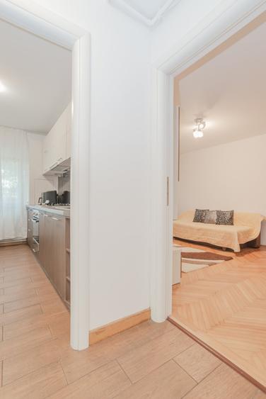 Apartament cu 3 camere decomandat, mobilat în Faleza Nord