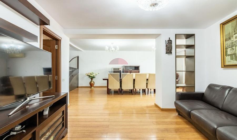 Apartament cu 4 camere decomandat, mobilat în Unirii