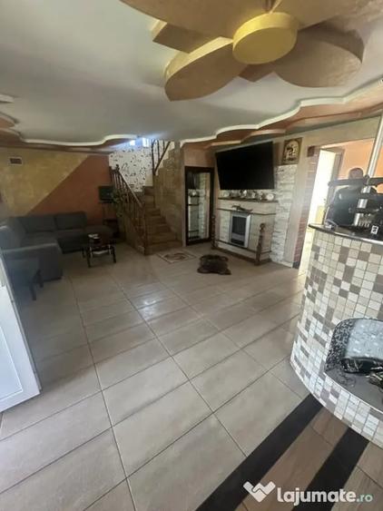 Casă cu 5 camere cu Teren 2800 Mp în Central