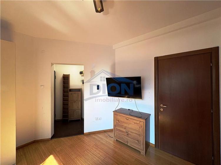 Apartament cu 3 camere semidecomandat, mobilat în Unirii