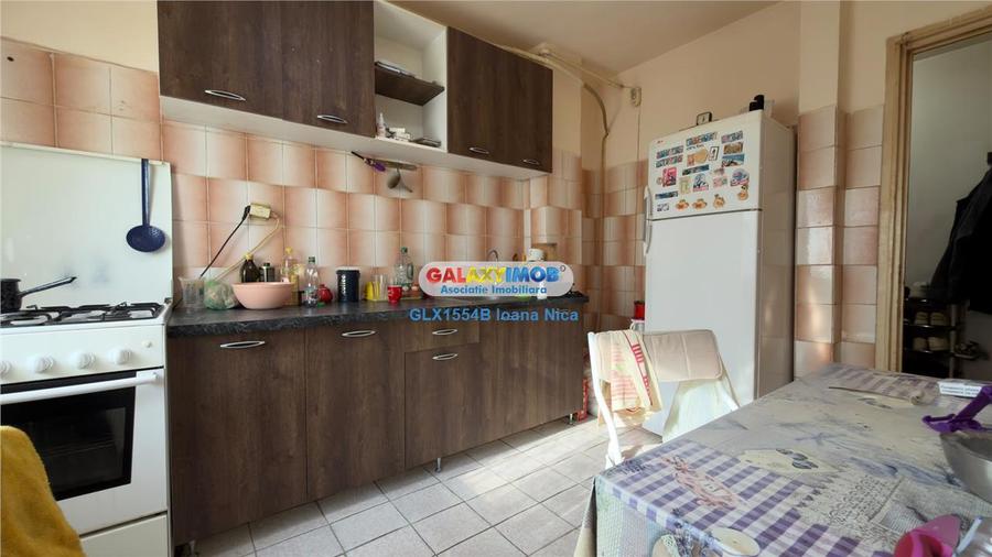 Apartament cu 3 camere decomandat, mobilat în Titan