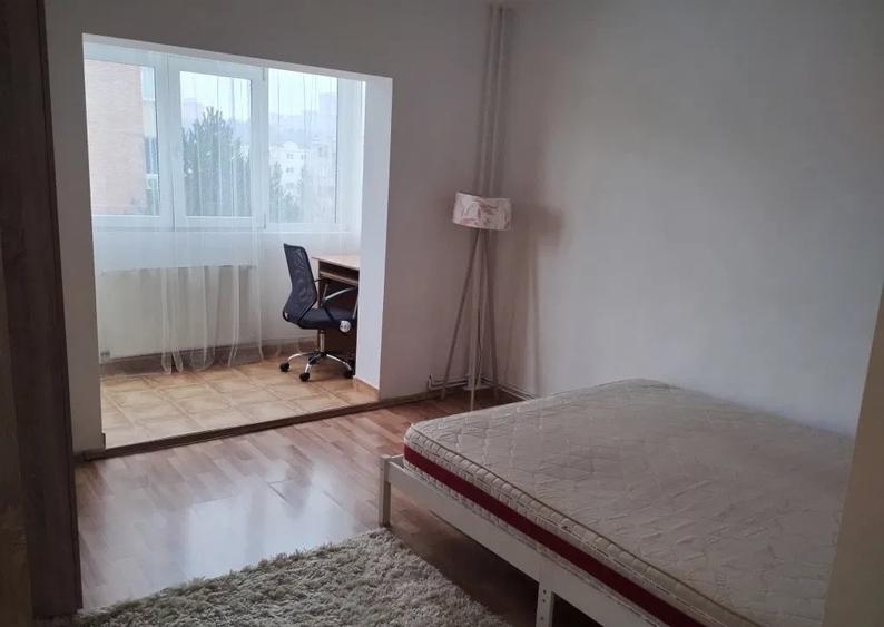 Apartament cu 4 camere decomandat, mobilat în Plopilor