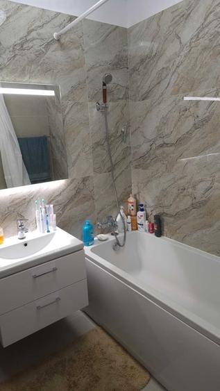 Apartament cu 3 camere semidecomandat în Apărătorii Patriei