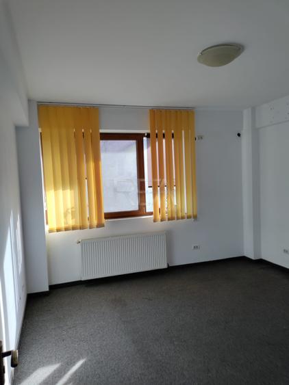 Apartament cu 4 camere decomandat în Ozana