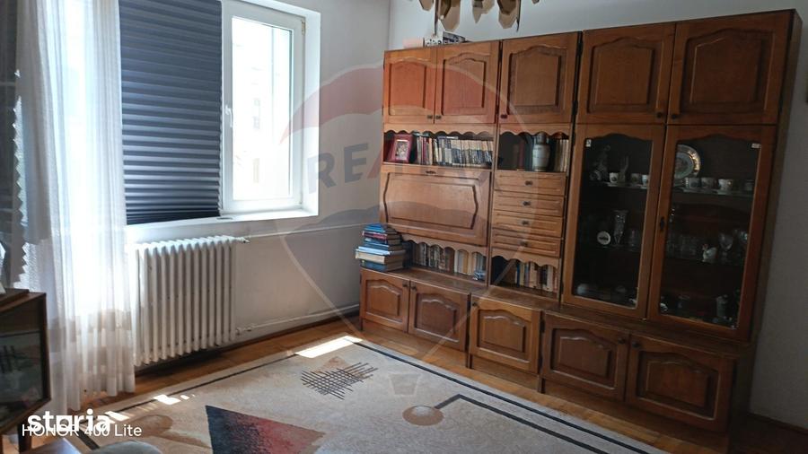 Apartament cu 3 camere semidecomandat în Gara de Nord
