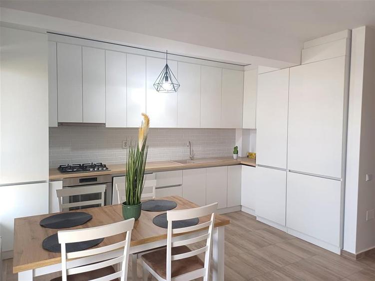 Apartament cu 2 camere decomandat, mobilat în Tractorul