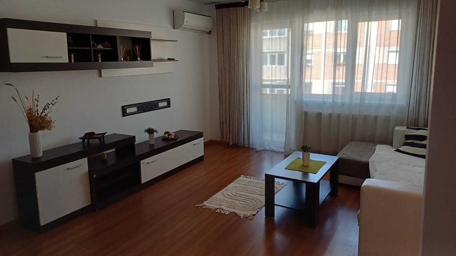 Apartament cu 3 camere semidecomandat în Central