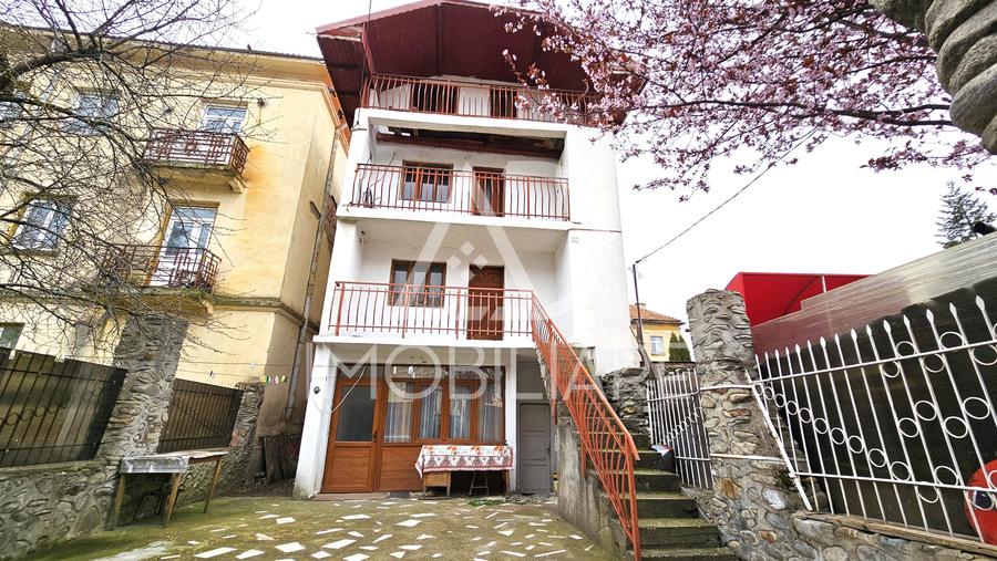 Casă individuală cu 11 camere cu Teren 300 Mp în Central