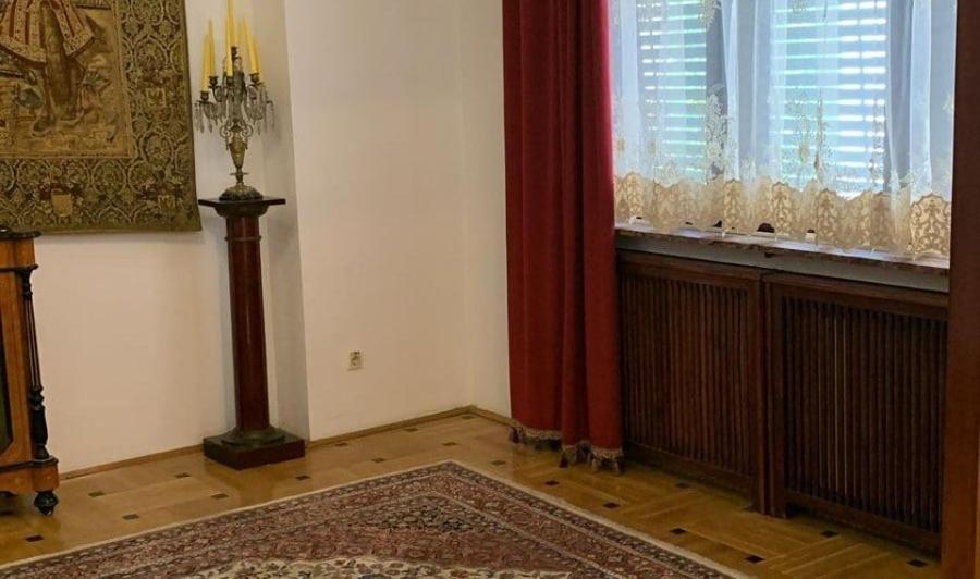 Casă cu 9 camere cu Garaj în Universitate
