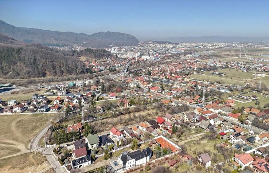 Casă individuală cu 7 camere cu Canalizare în Baciu