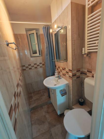 Apartament cu 3 camere semidecomandat în Calea Victoriei