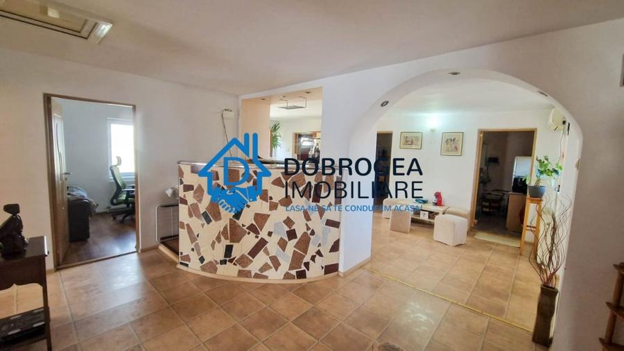 Casă individuală cu 6 camere cu Teren 397 Mp în Central