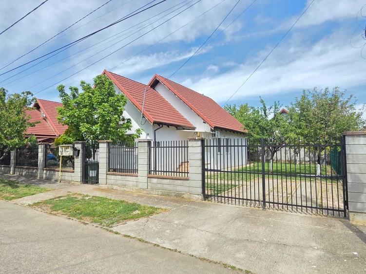 Casă cu 4 camere decomandat în Dumbrăvița