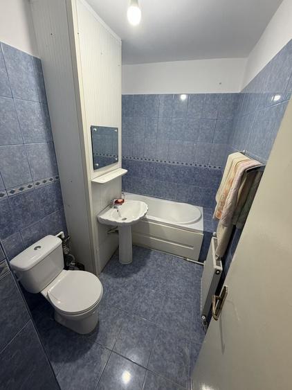 Apartament cu 3 camere semidecomandat în Posta