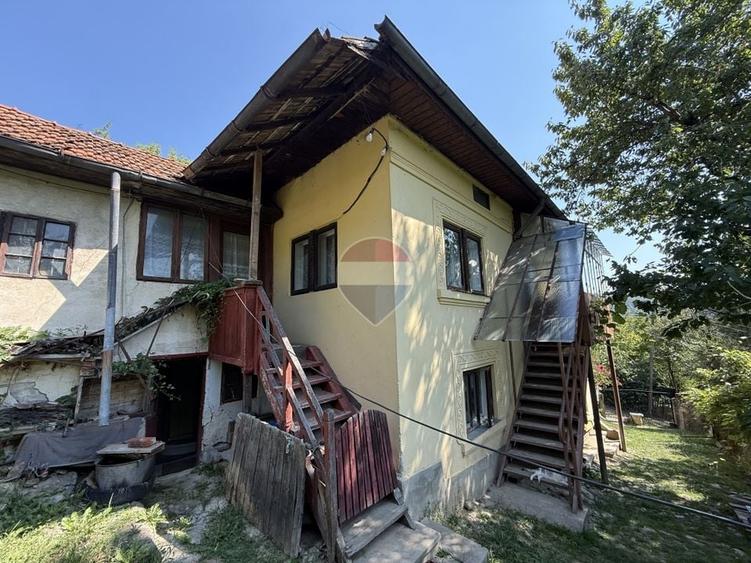 Casă individuală cu 5 camere cu Teren 1599 Mp în Vest