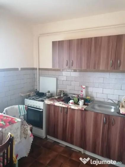 Apartament cu 3 camere decomandat în Broșteni