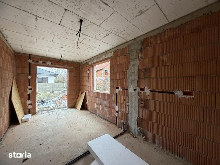 Casă cu 4 camere cu Teren 405 Mp în Sânmihaiu Român
