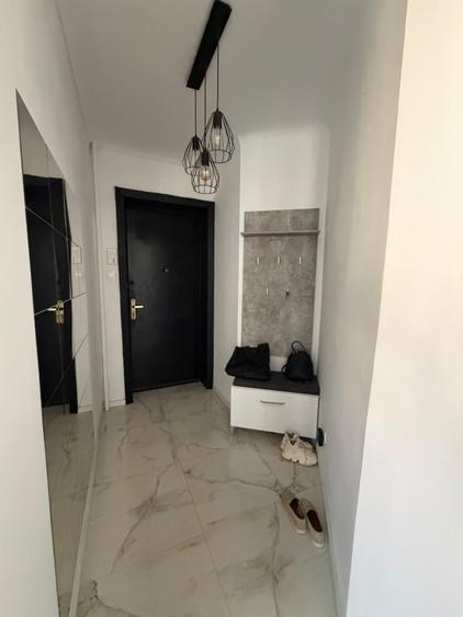 Apartament cu 4 camere semidecomandat, mobilat în Universitate