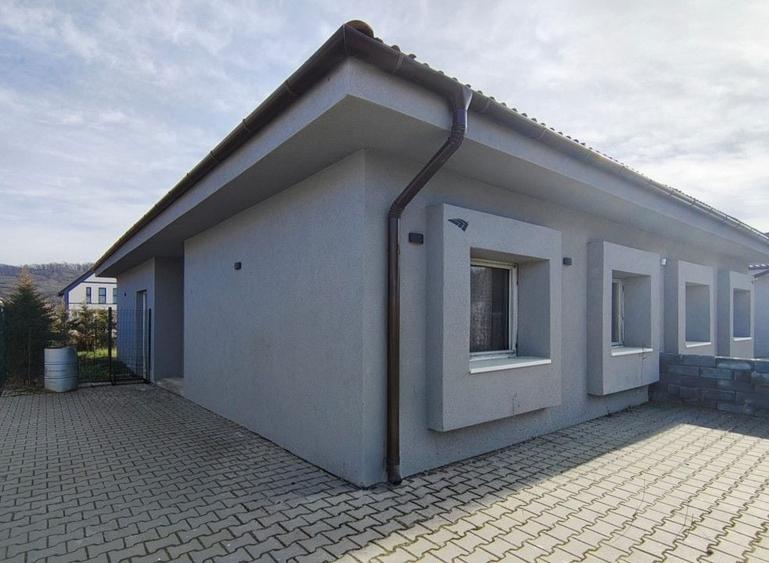 Casă individuală cu 3 camere cu Canalizare în Nord